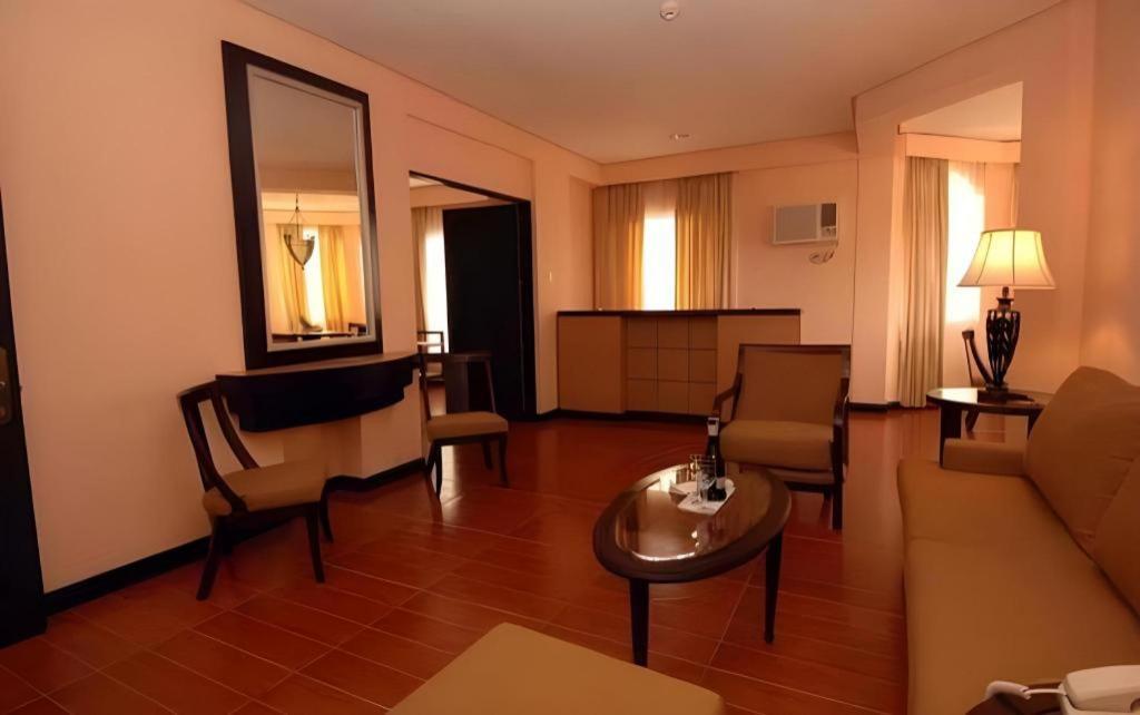 Planta Centro Bacolod Hotel & Residences Esterno foto