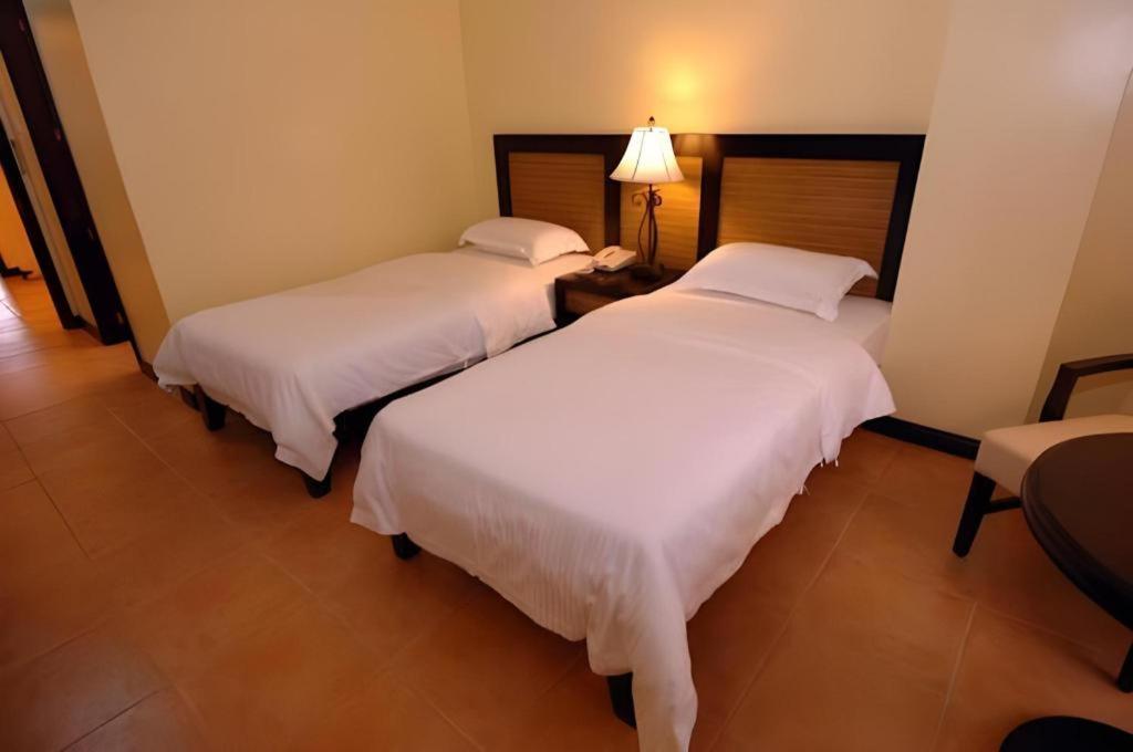 Planta Centro Bacolod Hotel & Residences Esterno foto