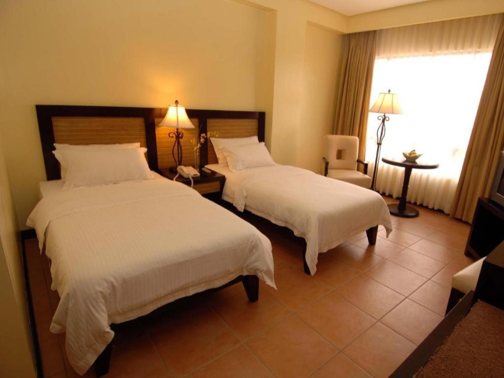 Planta Centro Bacolod Hotel & Residences Esterno foto