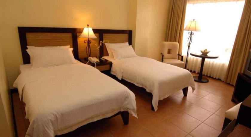 Planta Centro Bacolod Hotel & Residences Esterno foto
