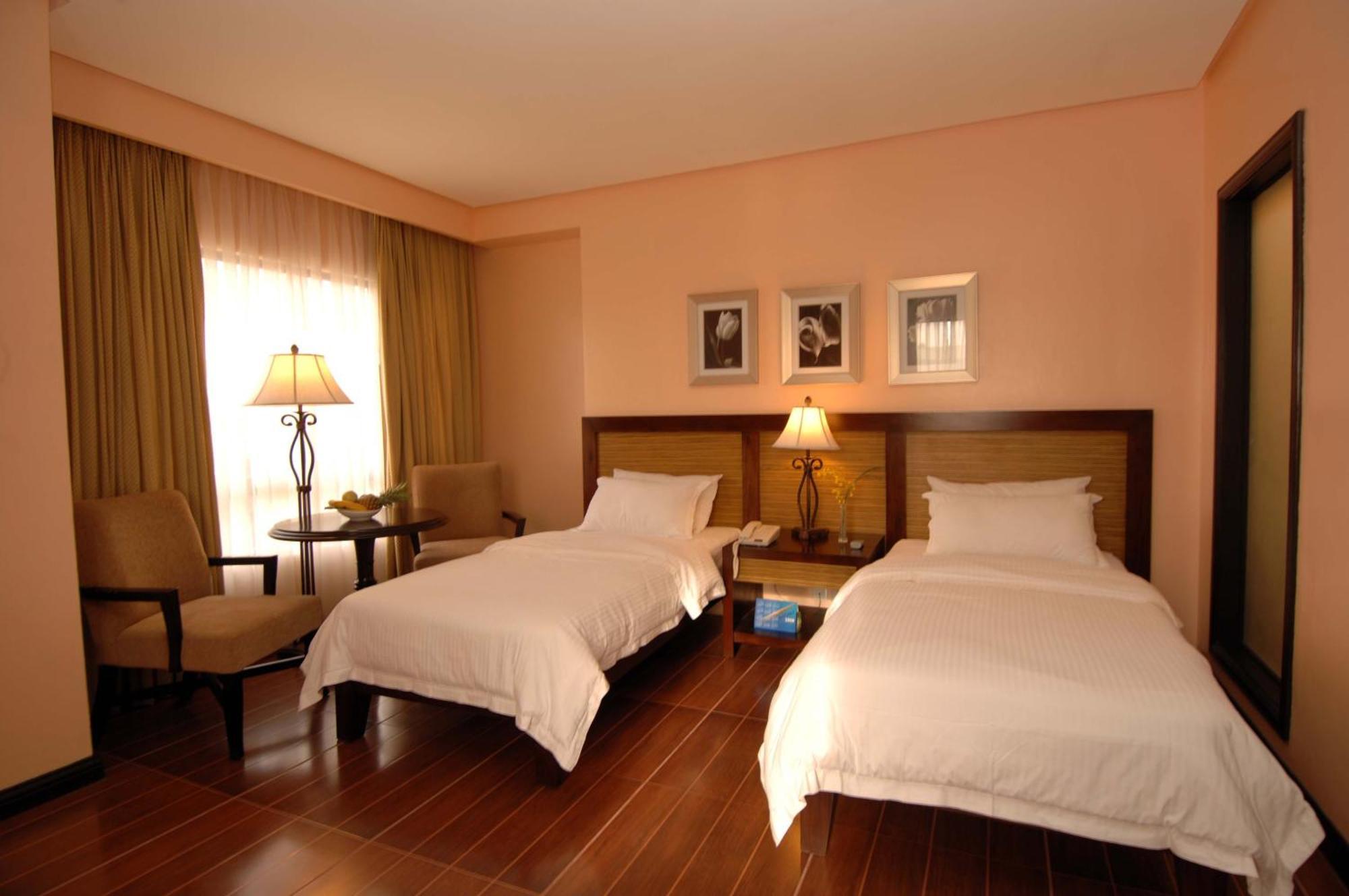 Planta Centro Bacolod Hotel & Residences Esterno foto